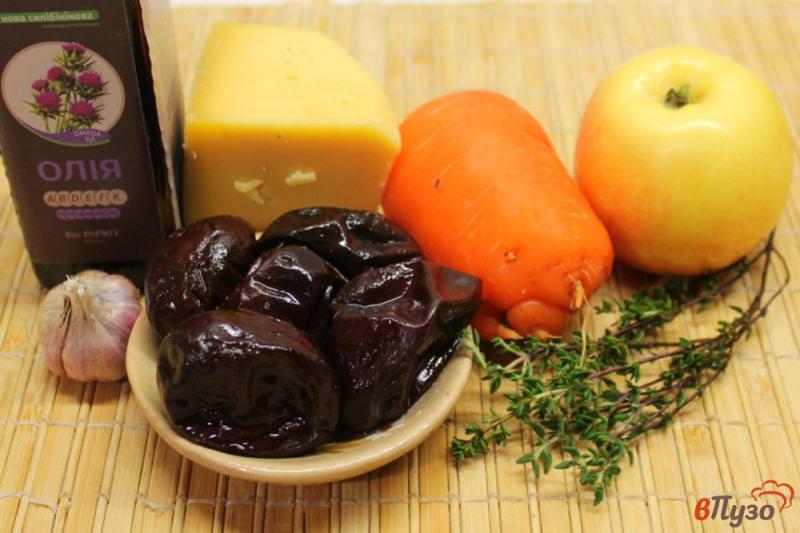 Фото приготовление рецепта: Морковный салат с маринованной сливой шаг №1
