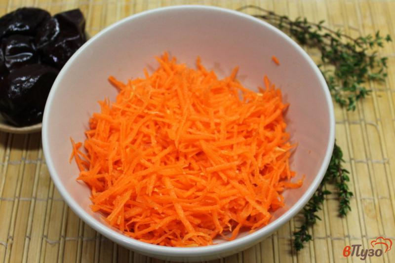 Фото приготовление рецепта: Морковный салат с маринованной сливой шаг №2
