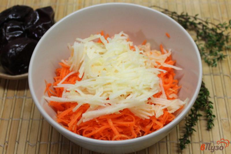 Фото приготовление рецепта: Морковный салат с маринованной сливой шаг №3