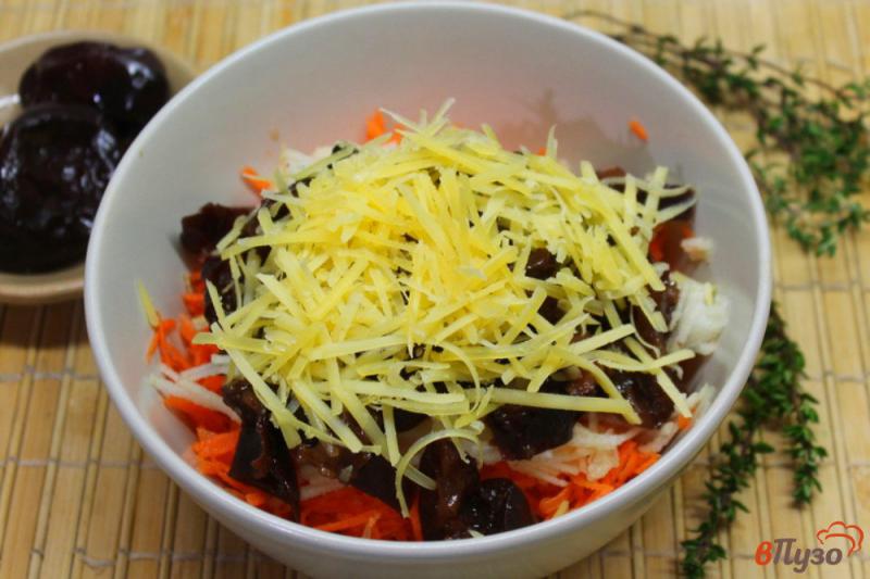 Фото приготовление рецепта: Морковный салат с маринованной сливой шаг №5