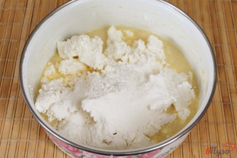 Фото приготовление рецепта: Творожные кексы с мандарином шаг №4