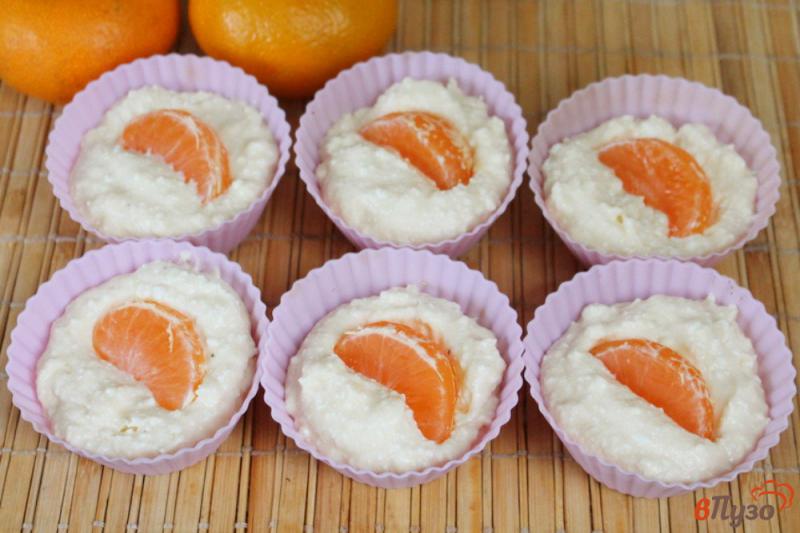 Фото приготовление рецепта: Творожные кексы с мандарином шаг №6