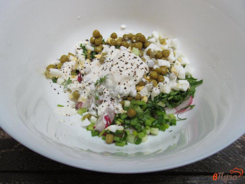 Фото приготовление рецепта: Салат из редиски с консервированным горошком шаг №6