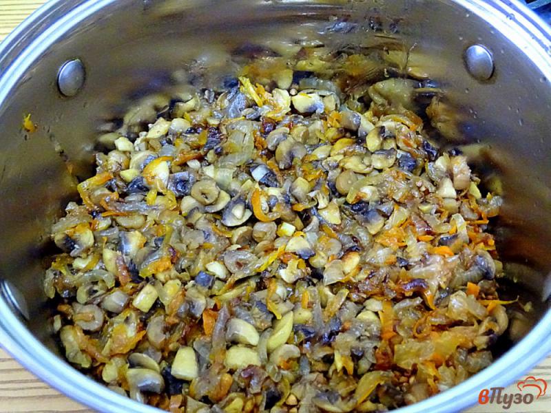Фото приготовление рецепта: Монастырская каша из трёх круп с грибами шаг №7