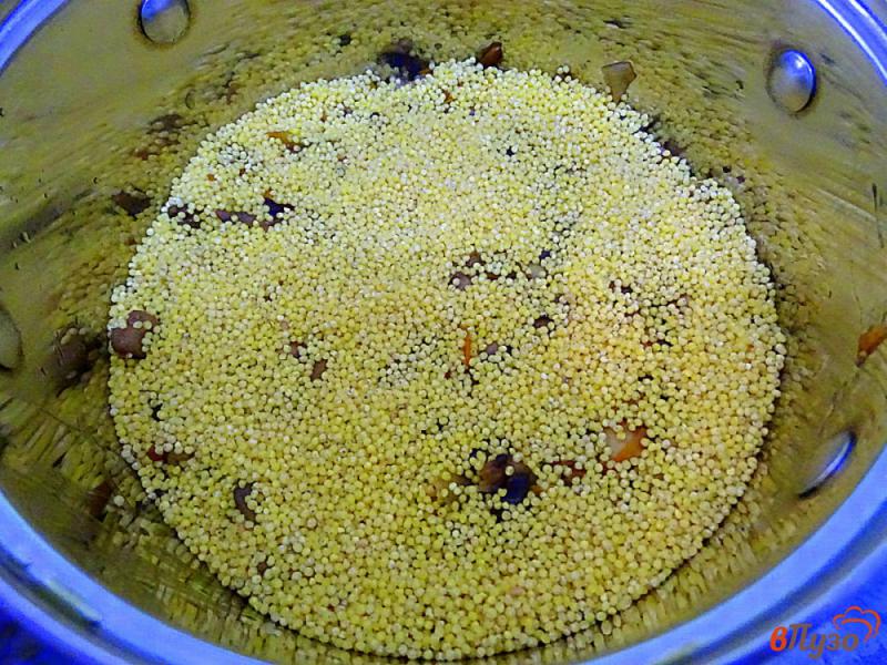 Фото приготовление рецепта: Монастырская каша из трёх круп с грибами шаг №8