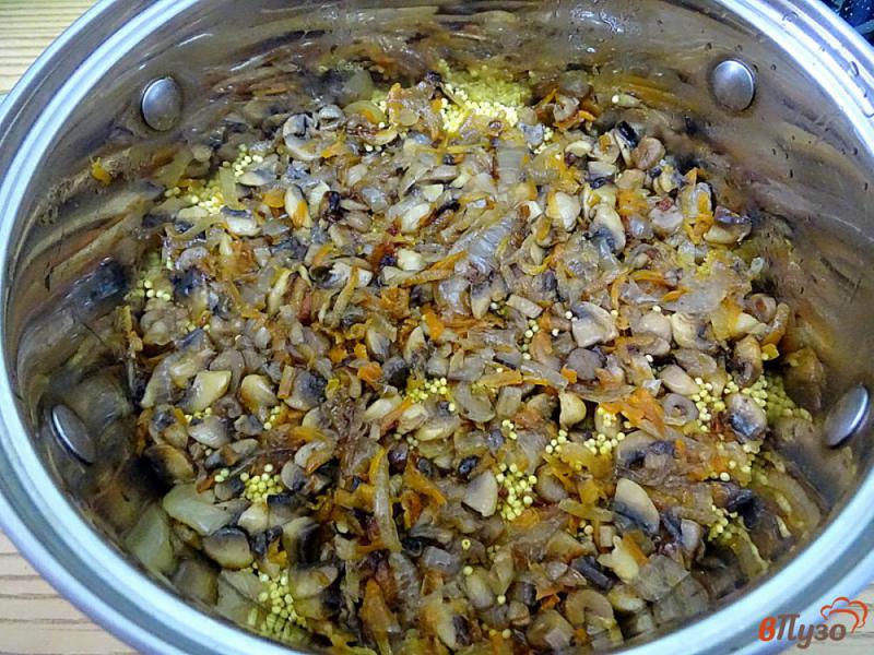 Фото приготовление рецепта: Монастырская каша из трёх круп с грибами шаг №9