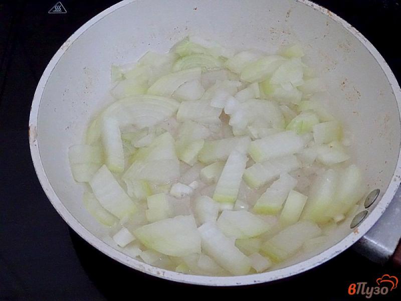 Фото приготовление рецепта: Салат с крабовыми палочками, сыром и шампиньонами шаг №2