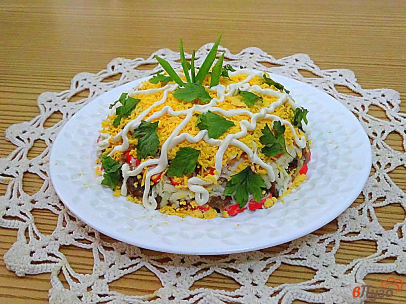 Фото приготовление рецепта: Салат с крабовыми палочками, сыром и шампиньонами шаг №8