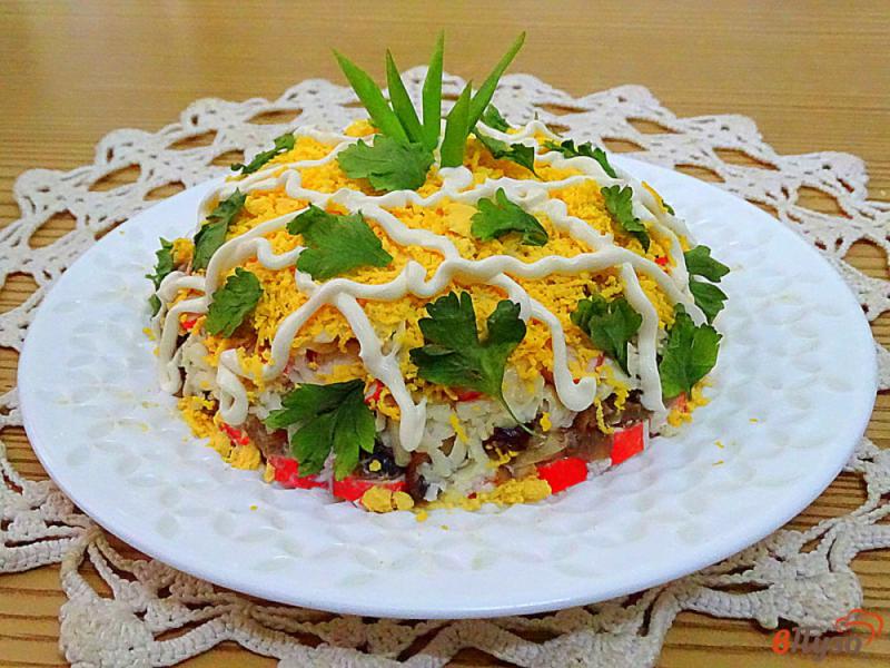 Фото приготовление рецепта: Салат с крабовыми палочками, сыром и шампиньонами шаг №9