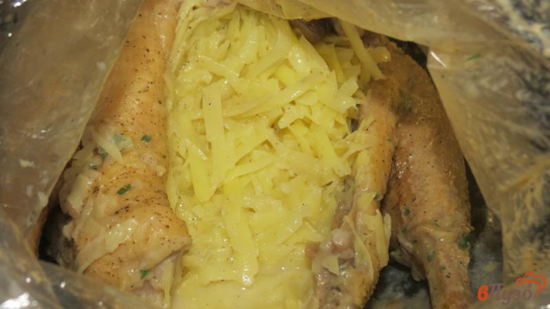 Фото приготовление рецепта: Утка запеченная в рукаве с тертым картофелем шаг №6