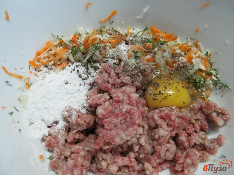 Фото приготовление рецепта: Мясные котлеты с цветной капустой и морковью шаг №5
