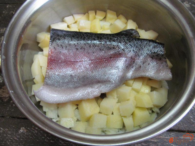 Фото приготовление рецепта: Сливочный суп с лососем шаг №4