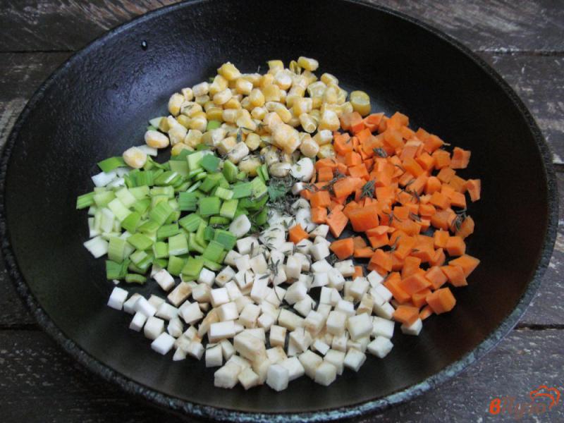 Фото приготовление рецепта: Рис с сельдереем и кукурузой шаг №1