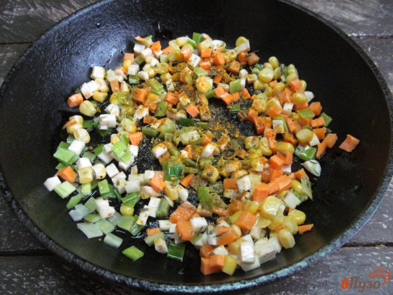Фото приготовление рецепта: Рис с сельдереем и кукурузой шаг №2