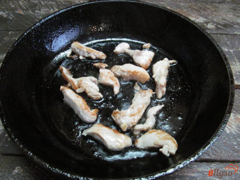 Фото приготовление рецепта: Куриная грудка с вермишелью и овощами шаг №1