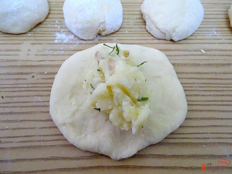 Фото приготовление рецепта: Пирожки жареные с картофелем и сыром. шаг №9