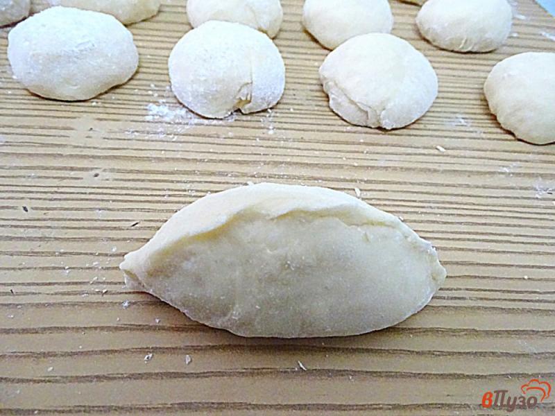 Фото приготовление рецепта: Пирожки жареные с картофелем и сыром. шаг №10