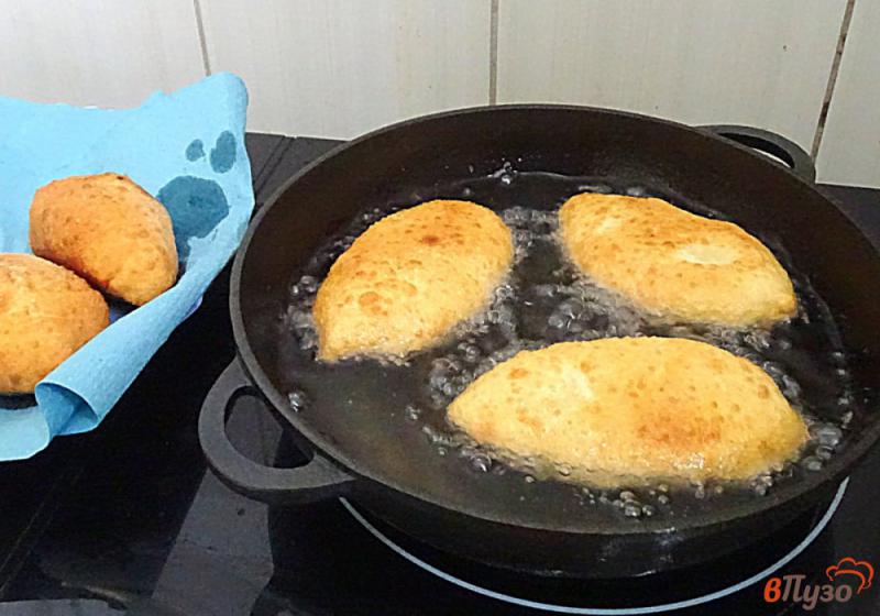 Фото приготовление рецепта: Пирожки жареные с картофелем и сыром. шаг №11