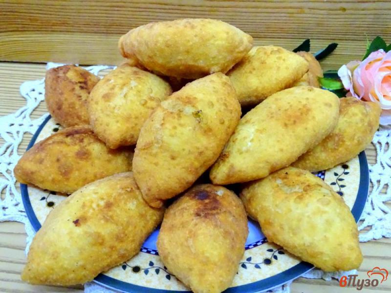 Фото приготовление рецепта: Пирожки жареные с картофелем и сыром. шаг №13