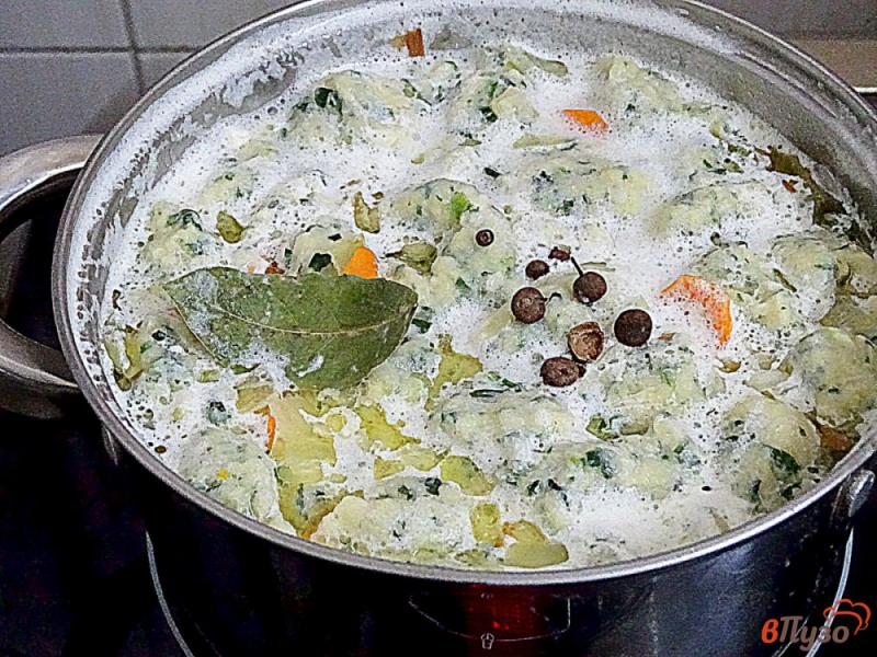 Фото приготовление рецепта: Суп с зелёными галушками шаг №7