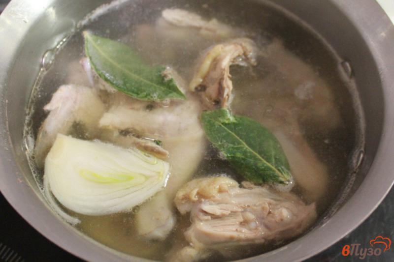 Фото приготовление рецепта: Суп из цыпленка с горошком шаг №3