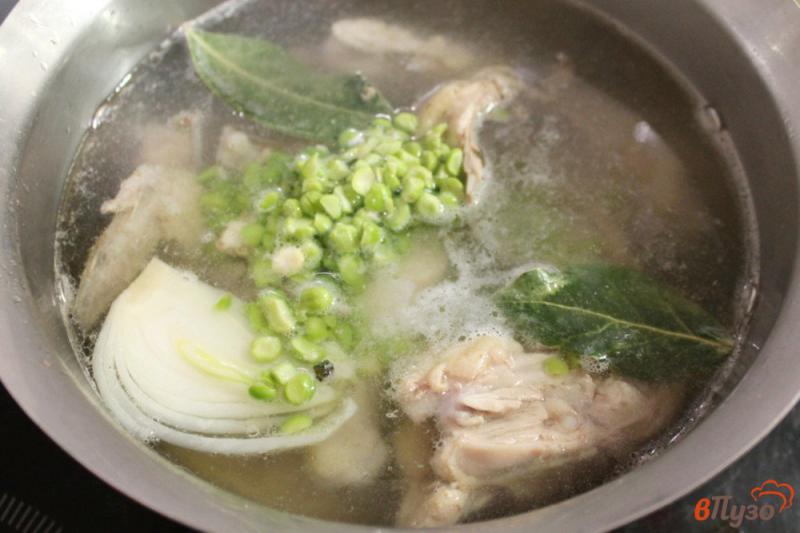 Фото приготовление рецепта: Суп из цыпленка с горошком шаг №4