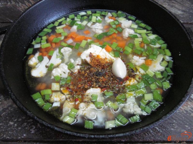 Фото приготовление рецепта: Рис с овощами и перепелиным яйцом шаг №2