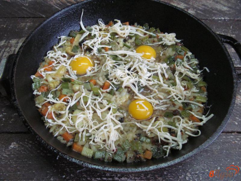 Фото приготовление рецепта: Рис с овощами и перепелиным яйцом шаг №3