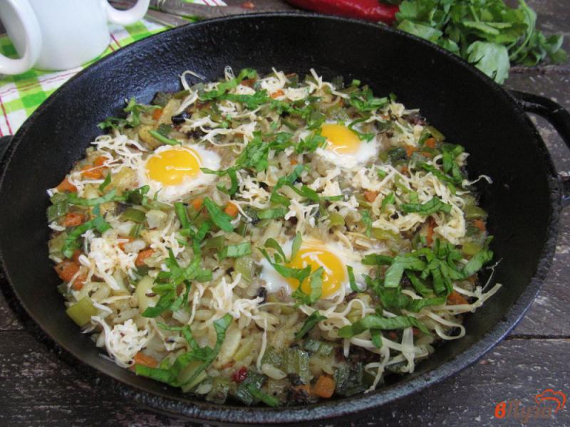 Фото приготовление рецепта: Рис с овощами и перепелиным яйцом шаг №4
