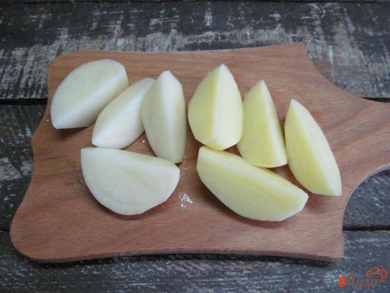 Фото приготовление рецепта: Жареный картофель с овощами и грибами шаг №1