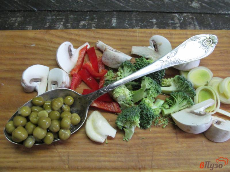 Фото приготовление рецепта: Жареный картофель с овощами и грибами шаг №3