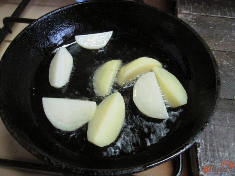 Фото приготовление рецепта: Жареный картофель с овощами и грибами шаг №5