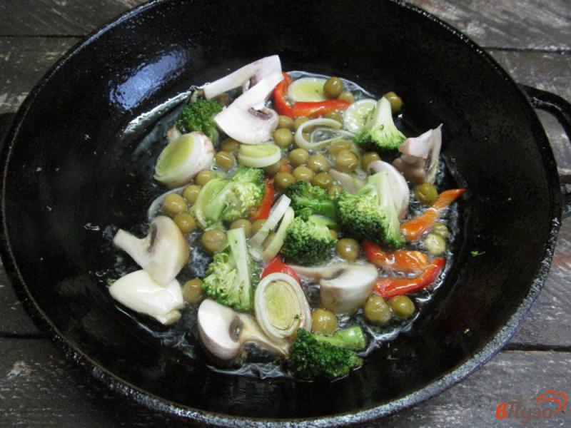 Фото приготовление рецепта: Жареный картофель с овощами и грибами шаг №6