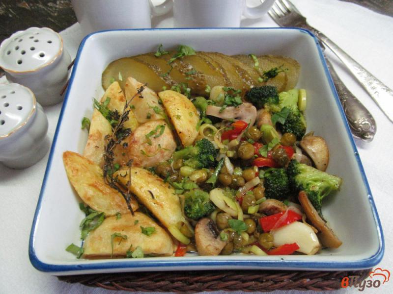 Фото приготовление рецепта: Жареный картофель с овощами и грибами шаг №7