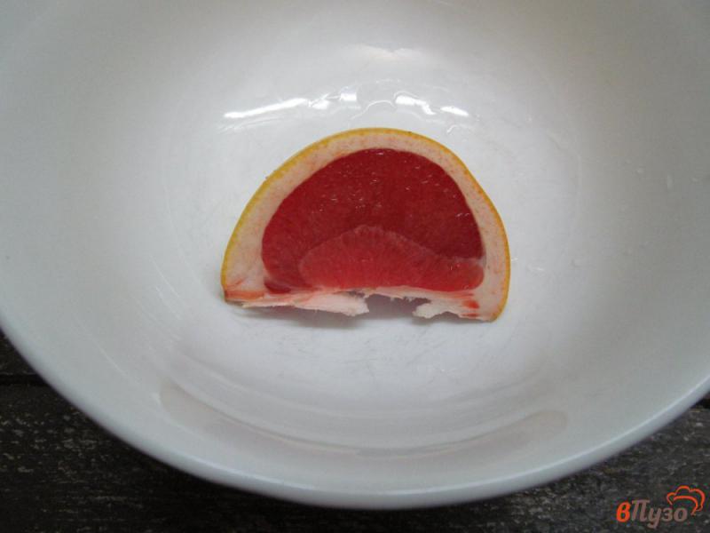 Фото приготовление рецепта: Салат из помидора и огурца с заправкой из грейпфрута шаг №2