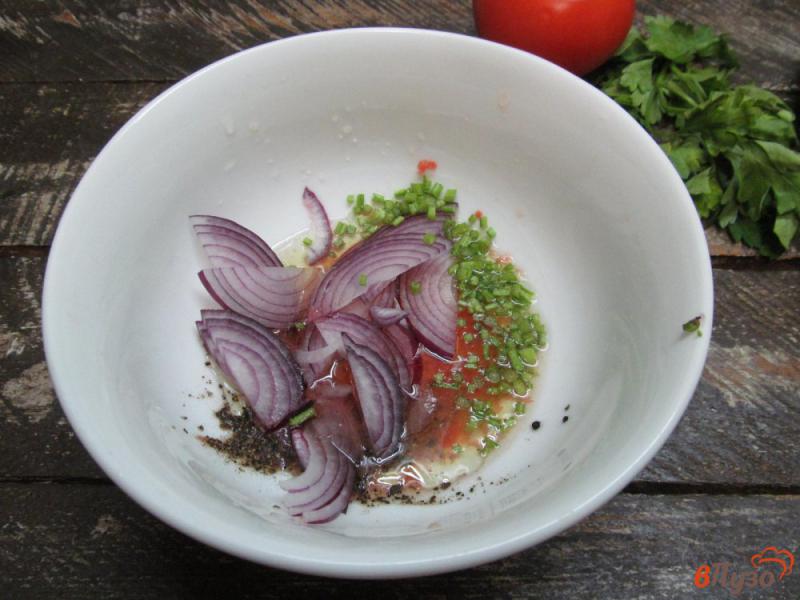 Фото приготовление рецепта: Салат из помидора и огурца с заправкой из грейпфрута шаг №4