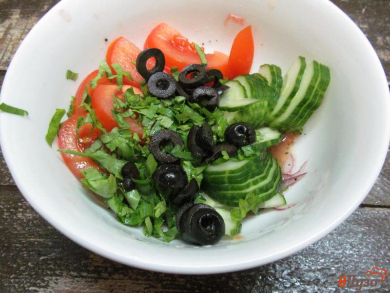 Фото приготовление рецепта: Салат из помидора и огурца с заправкой из грейпфрута шаг №6