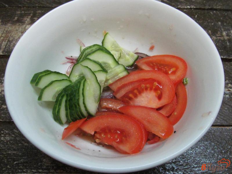 Фото приготовление рецепта: Салат из помидора и огурца с заправкой из грейпфрута шаг №5
