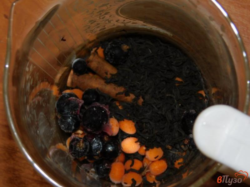 Фото приготовление рецепта: Пряный чай с облепихой и черной смородиной шаг №3