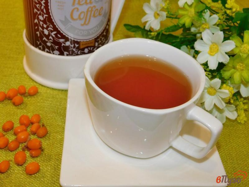Фото приготовление рецепта: Пряный чай с облепихой и черной смородиной шаг №5