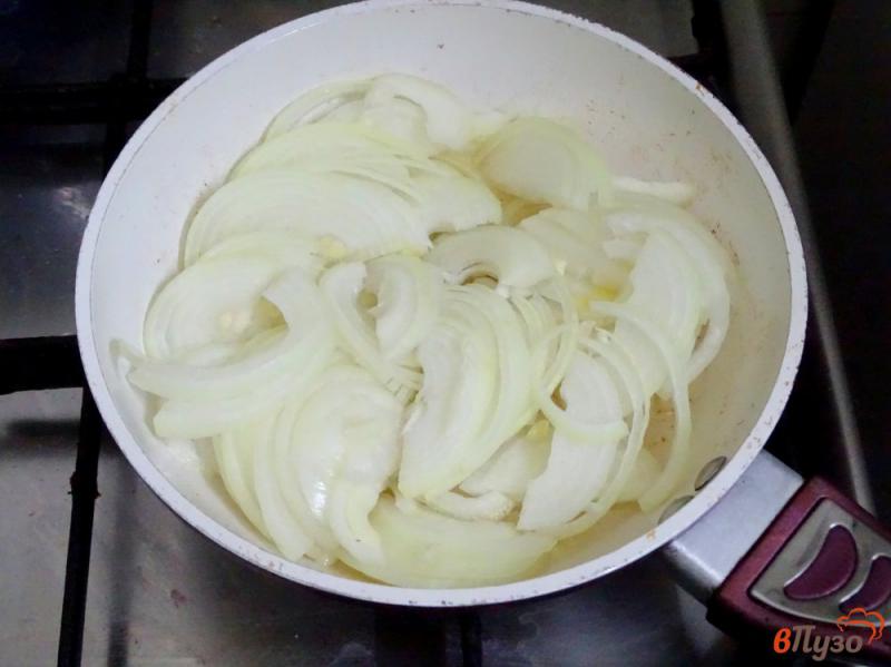 Фото приготовление рецепта: Толстолобик жареный, с луком шаг №2