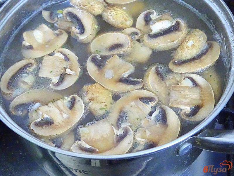 Фото приготовление рецепта: Суп грибной с фрикадельками шаг №4