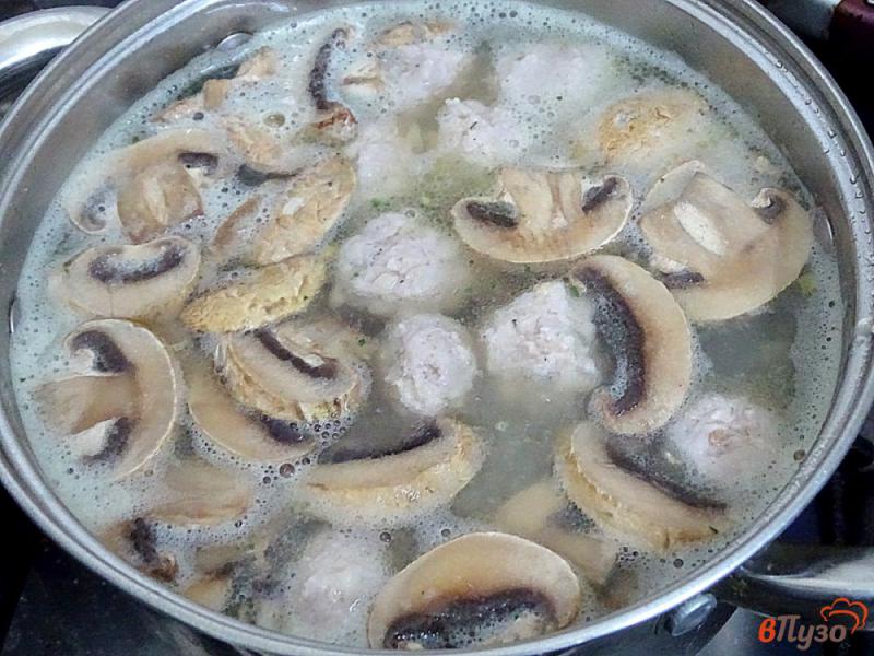 Фото приготовление рецепта: Суп грибной с фрикадельками шаг №5