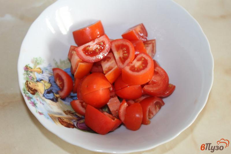 Фото приготовление рецепта: Салат с сыром и томатами шаг №1