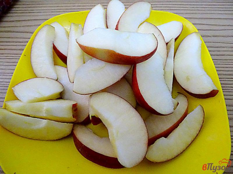 Фото приготовление рецепта: Компот из вишни и яблок шаг №2
