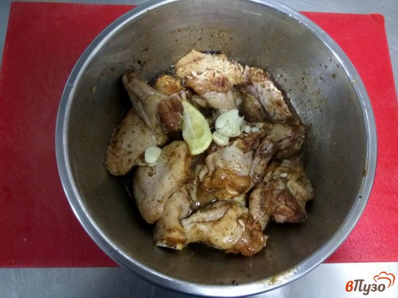 Фото приготовление рецепта: Пряные куриные крылья в горчичном соусе шаг №4