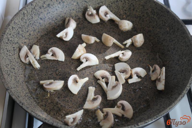 Фото приготовление рецепта: Болтунья с сыром, ветчиной и грибами шаг №2