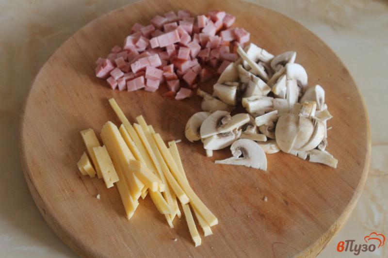 Фото приготовление рецепта: Болтунья с сыром, ветчиной и грибами шаг №1