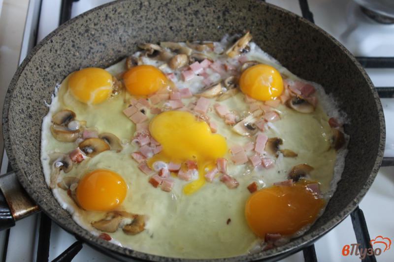 Фото приготовление рецепта: Болтунья с сыром, ветчиной и грибами шаг №5