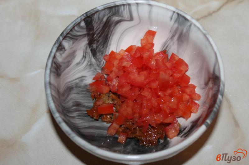 Фото приготовление рецепта: Брускетта с вяленым томатом и зеленым луком шаг №2